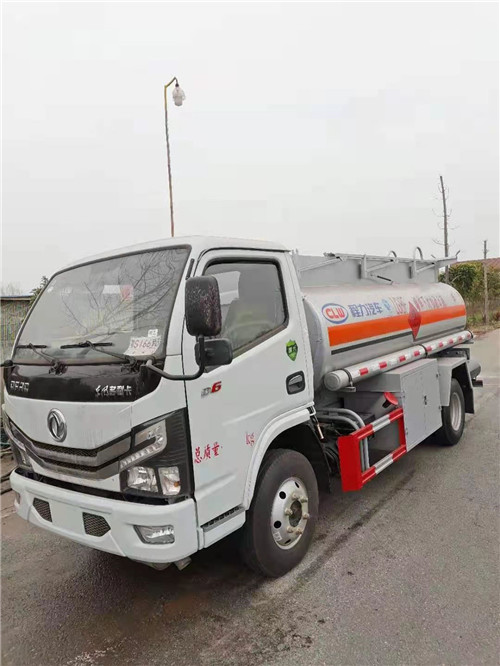 東風小多利卡5方加油車發往河南